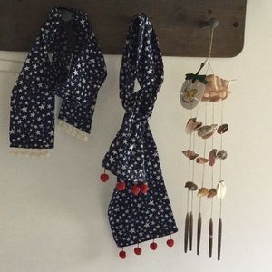 Stars and pompom scarf set,facial covering.